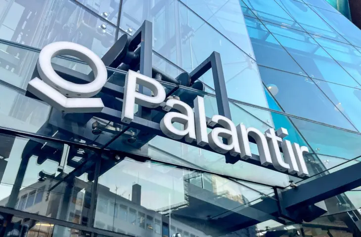Fujitsu approfondit sa collaboration avec Palantir, partenaire controversé d’ICE et d’IDF