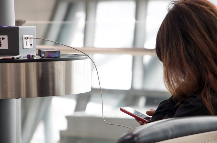 smartphone opladen luchthaven